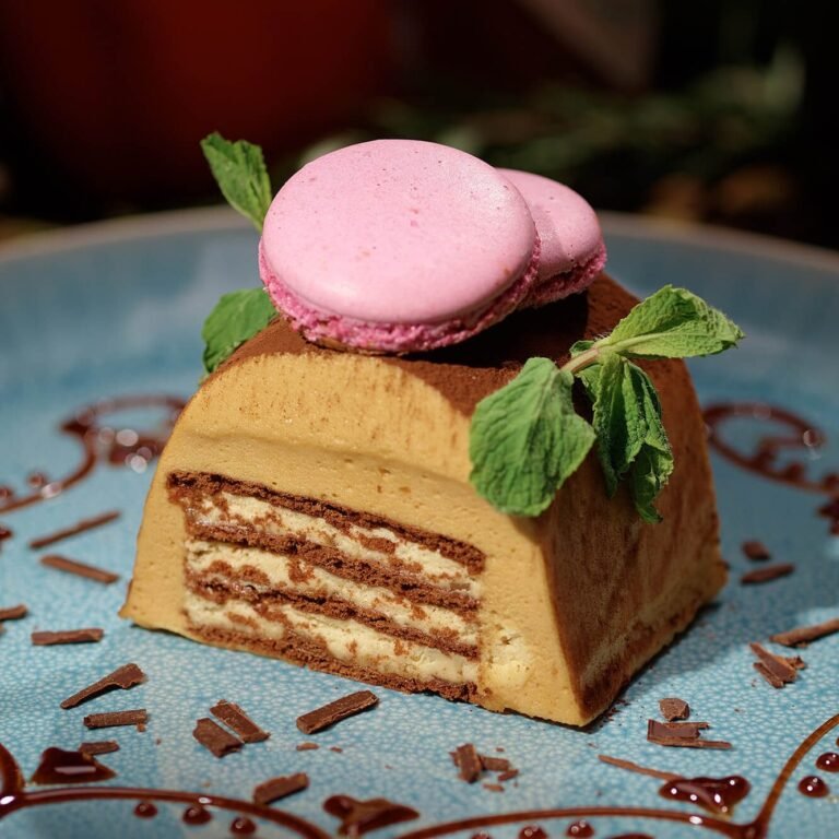 tasty-cake-decorating-with-macaroons-and-fresh-min-2023-11-27-04-57-28-utc-1-e1714544562480.jpg